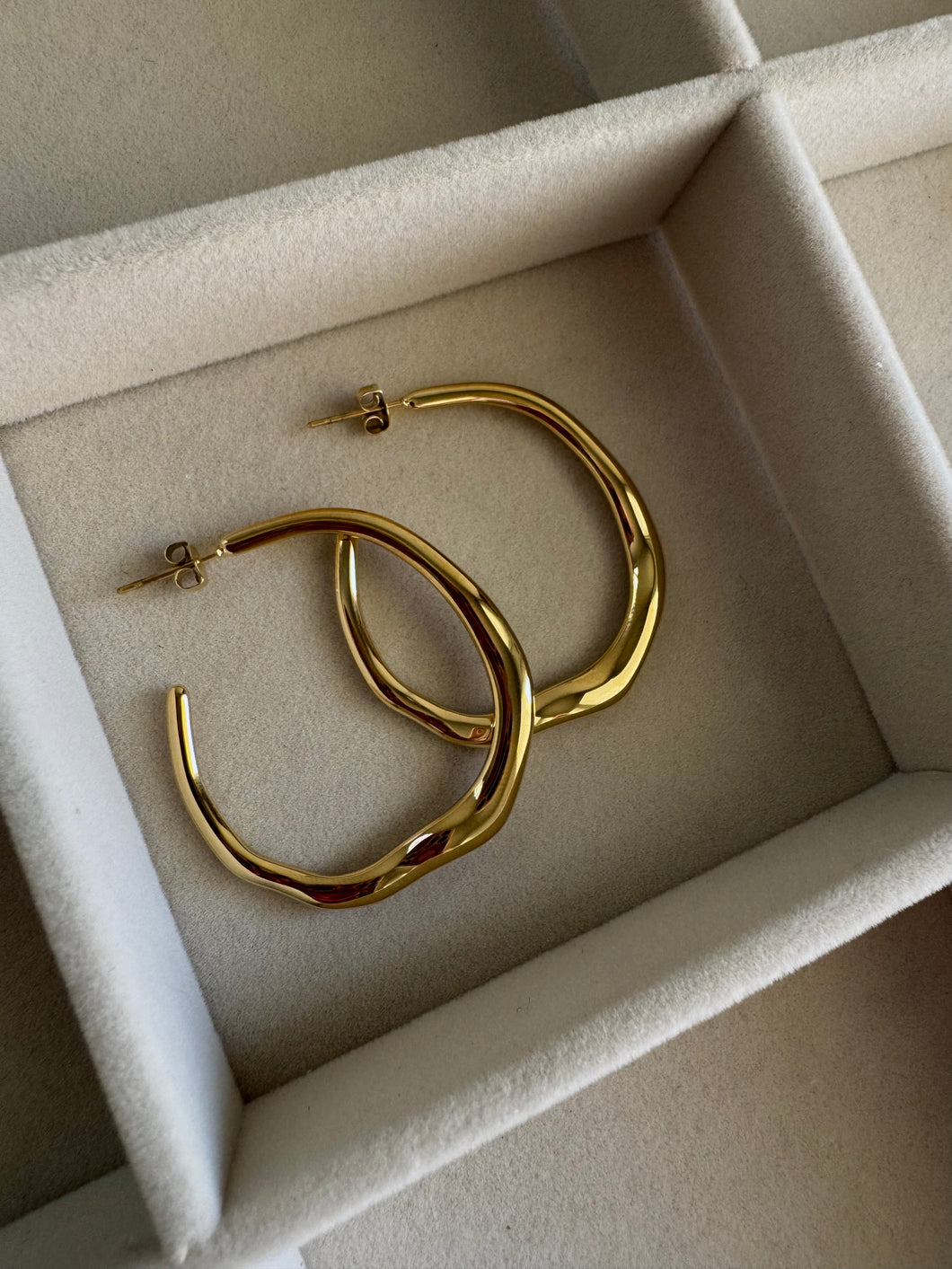 Carmen Wavy Hoops