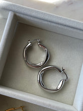 Load image into Gallery viewer, Daphne Modern Hoops
